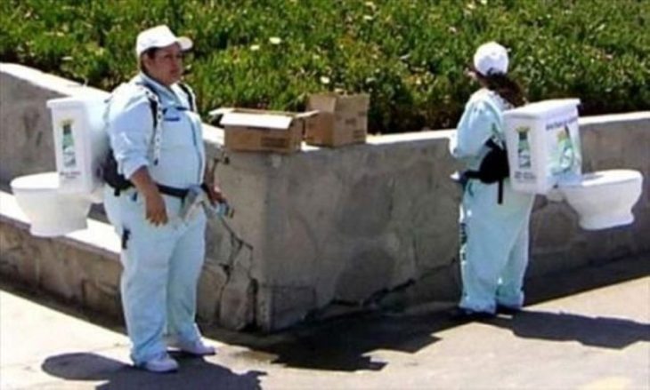 mujeres cargando inodoros en sus espaldas