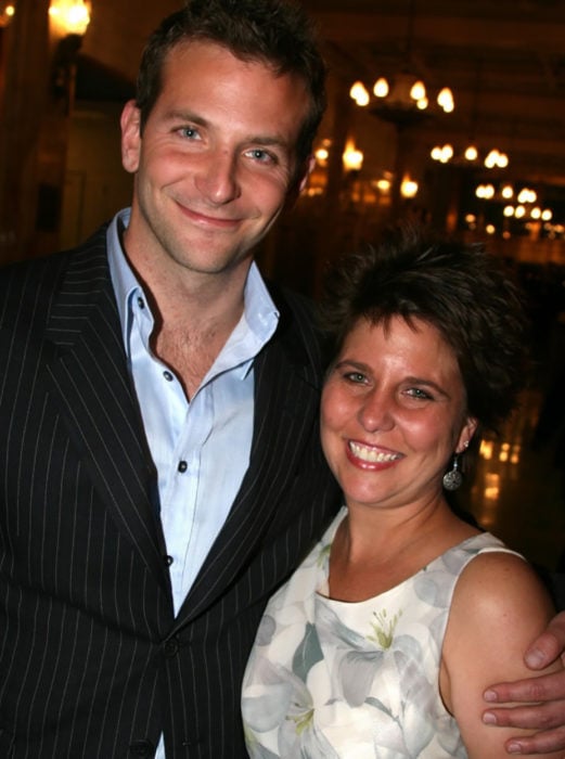 Bradley Cooper y su hermana Holly 