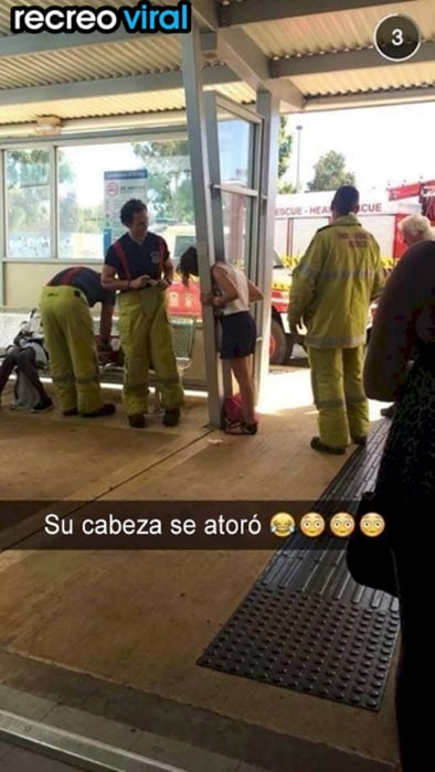 muchacha con la cabeza atorada en una puerta 