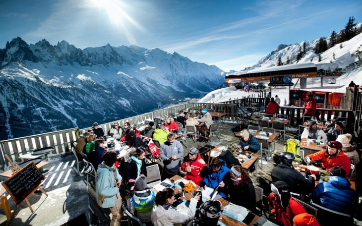 Restaurante en la cima de una montaña nevada