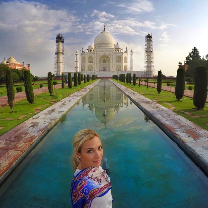 mujer americana frente al taj mahal 