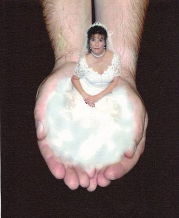 palmas de manos sostiene a novia en miniatura