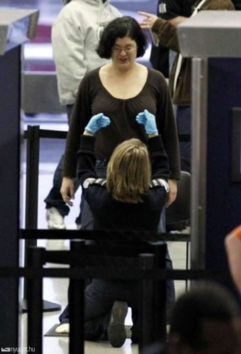 mujer en punto de revisión de aeropuerto