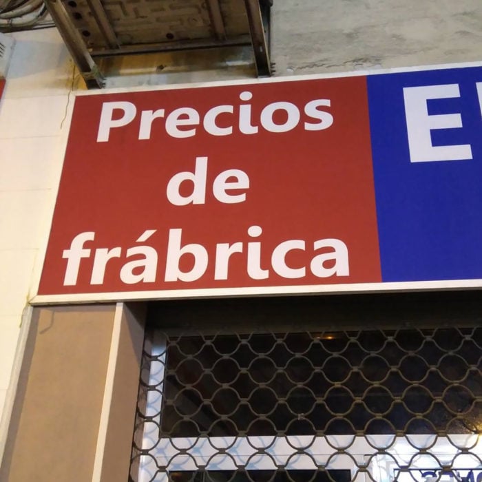 cartel de tienda con mala ortografía 