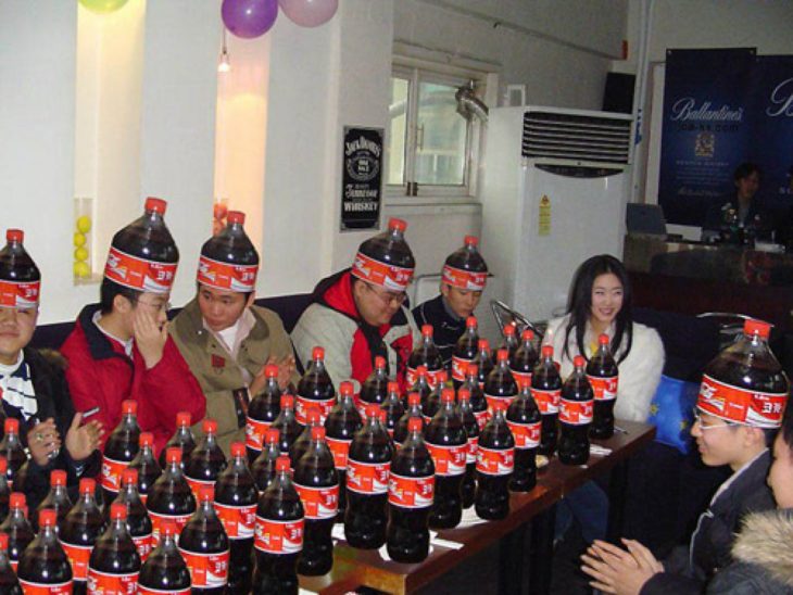 fiesta de gorros de botella de cocacola