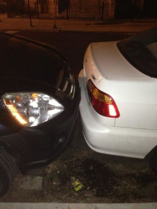 dos vehículos estacionados muy juntos