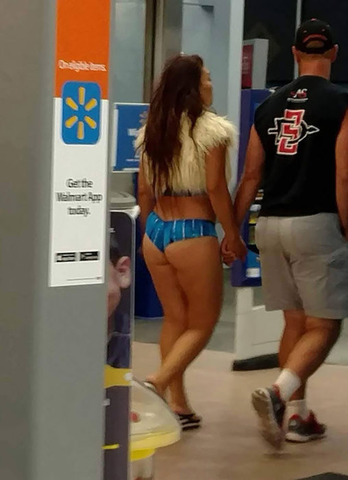 muchacha en calzón y chaleco en walmart 