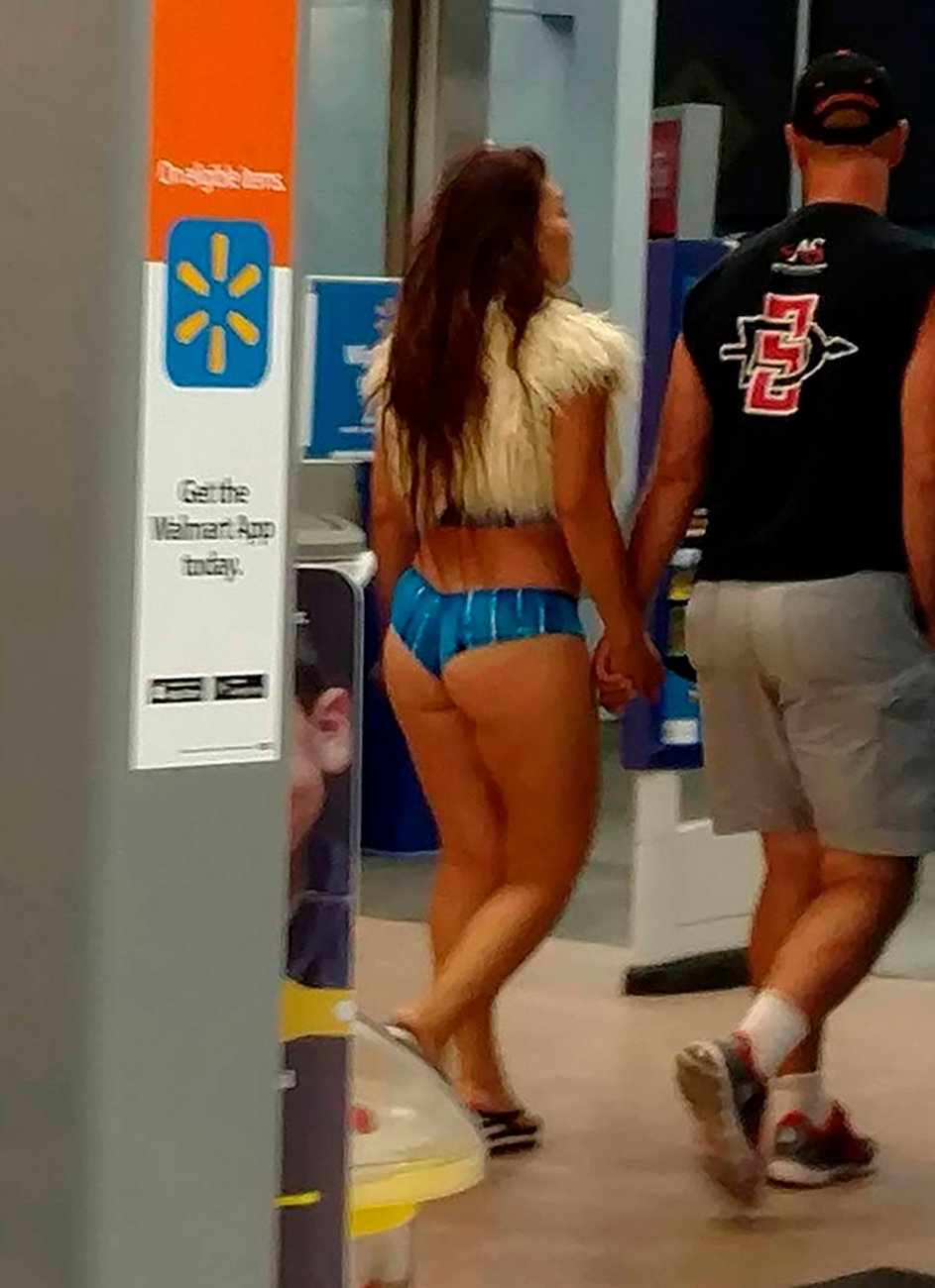 muchacha en calzón y chaleco en walmart.