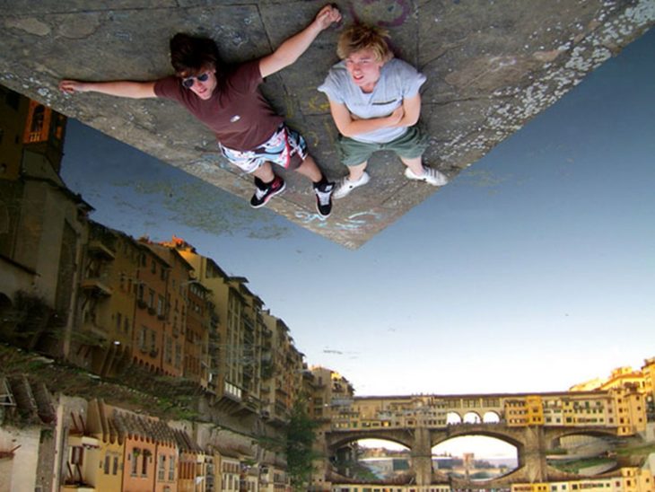 foto de dos jóvenes recostados en el suelo cambio de perspectiva parece que estan en el cielo