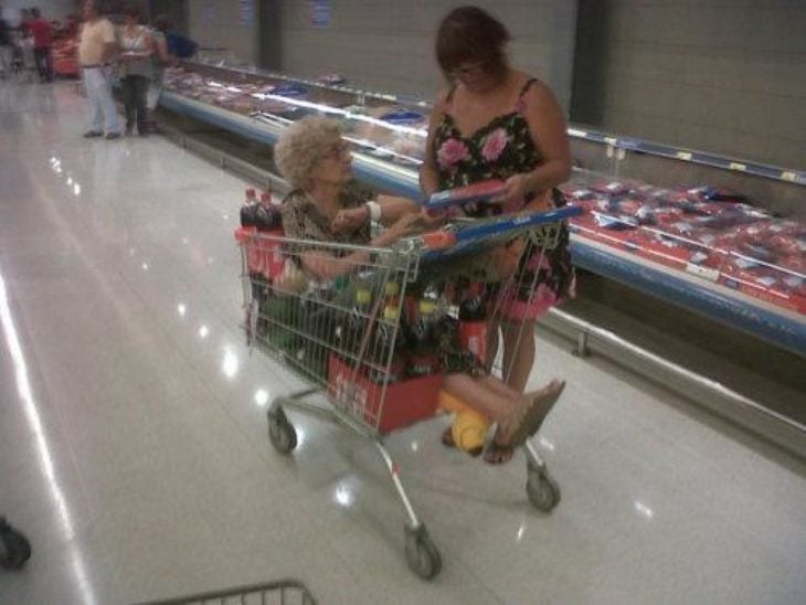 abuelita en carrito de compras