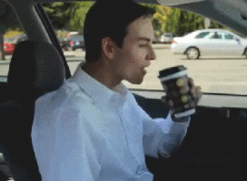 muchacho derrama su café en sí mismo