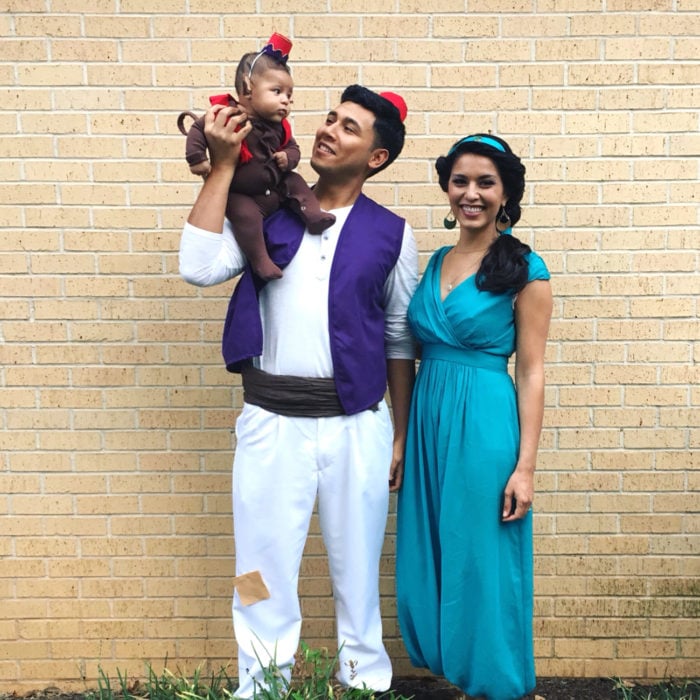 familia disfrazada de aladdin, jazmin y abu 