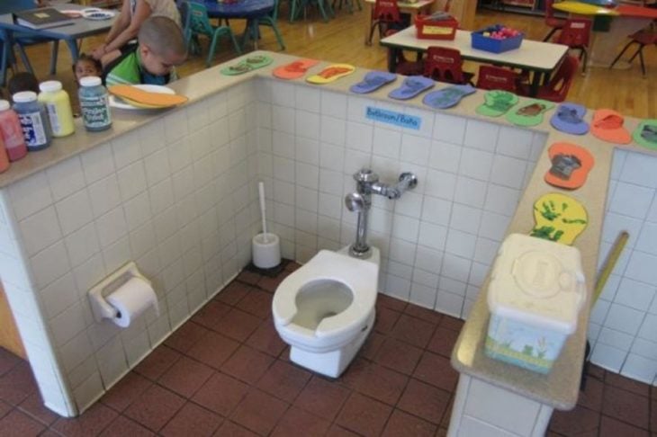 baño al aire libre en el salón de clases