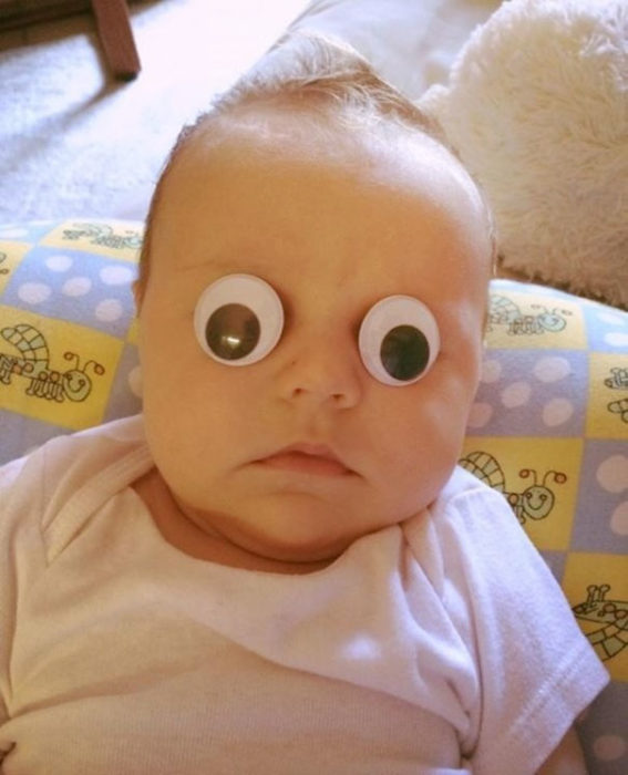 bebé con ojos de muñeco sobrepuestos
