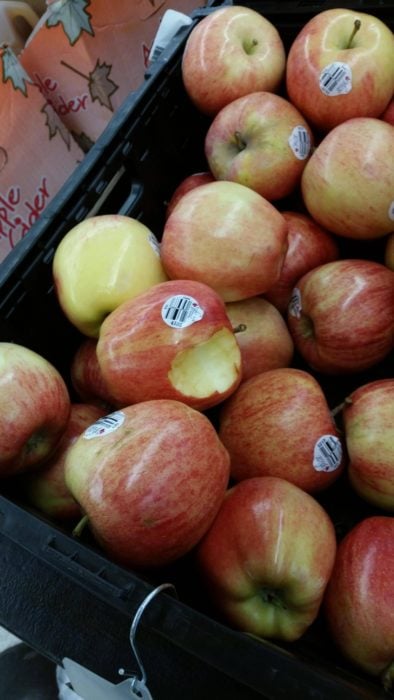 manzana en frutería mordida