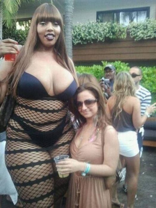 mujer gigante en ropa interior al lado de mujer tamaño promedio