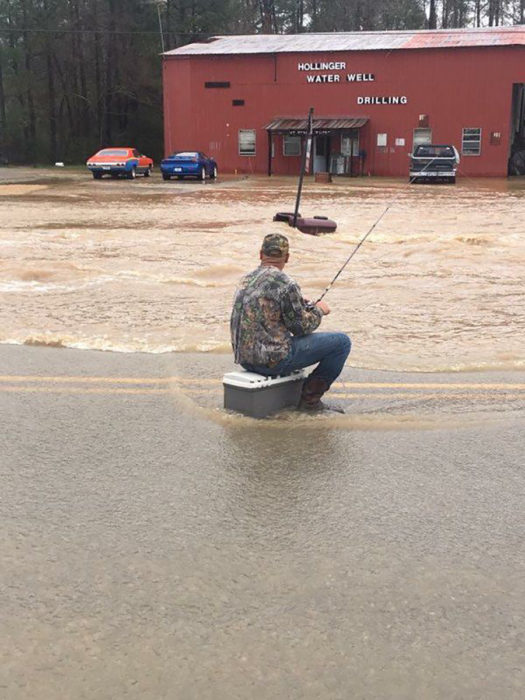 hombre pescando en una inundación 