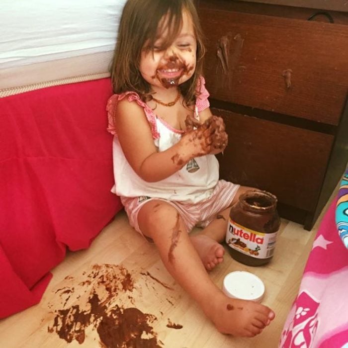 niña llena de nutella