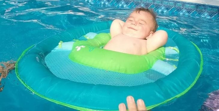 bebé relajado en la piscina 