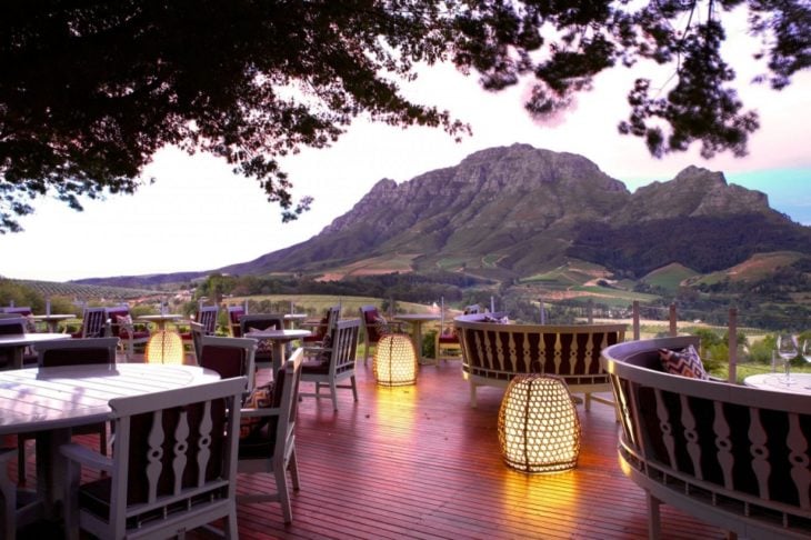 Restaurante con un hermoso paisaje y lámparas de piso