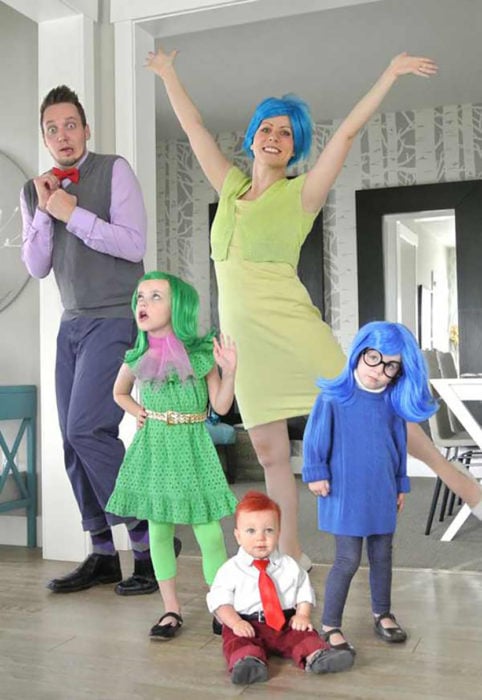 familia disfrazada de inside out