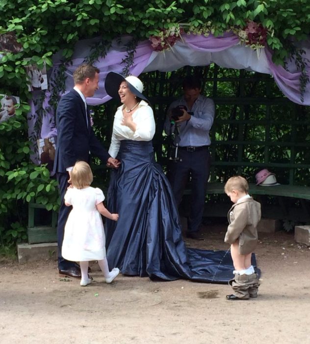 niño haciendo pipi en una boda