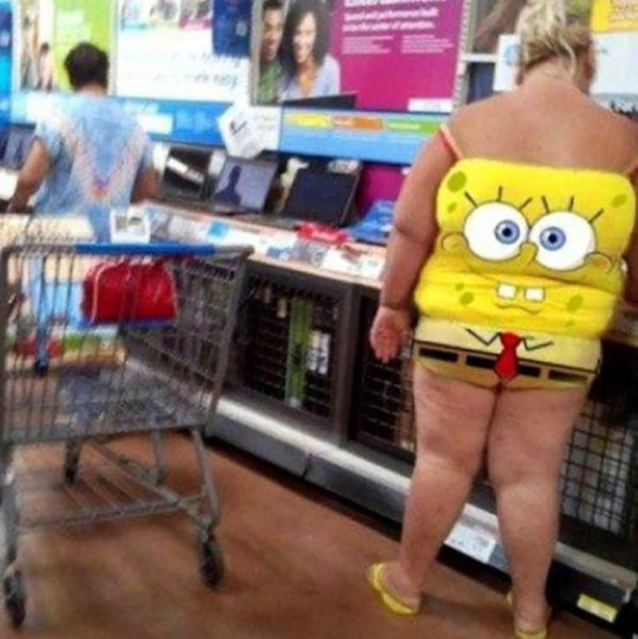 señora vestida de bob esponja