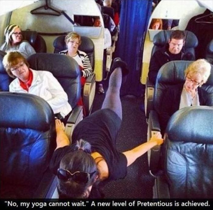 mujer haciendo yoga en avión