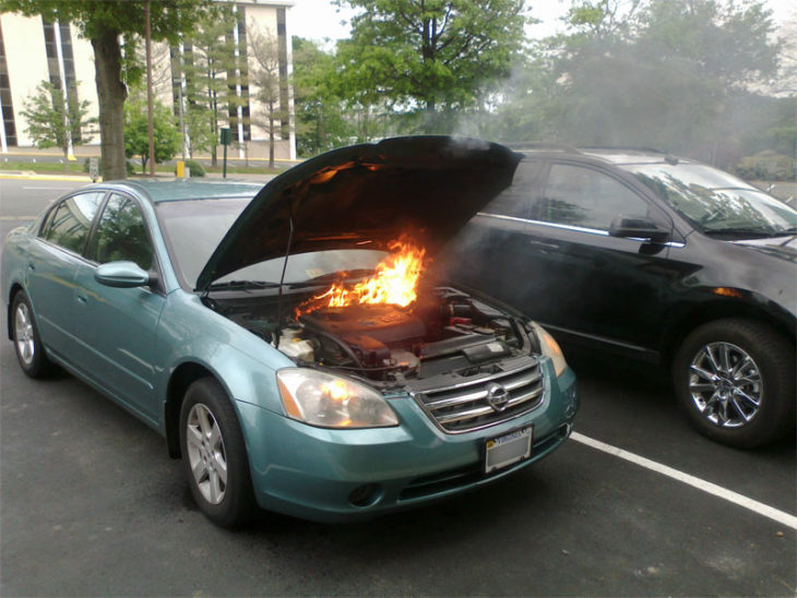 auto incendiándose