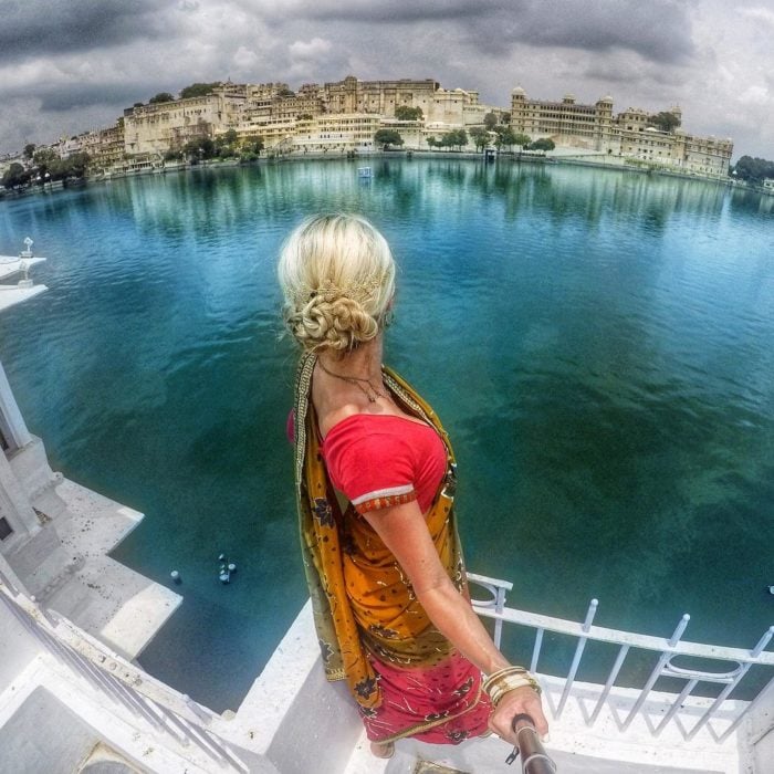 mujer frente a lago o río