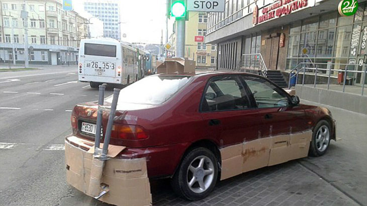 coche con partes de cartón