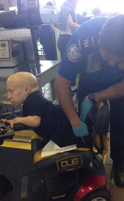 enanito en seguridad de aeropuerto