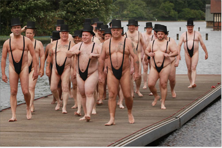 hombres con sombrero usando traje de baño