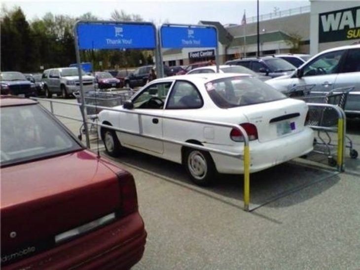 carro estacionado en aparcamiento para carros de supermercado