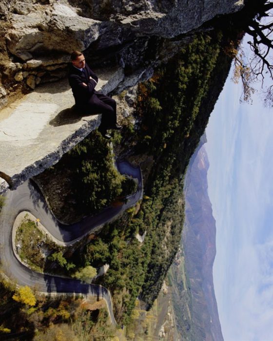 hombre en paisaje montañoso foto juega con la perspectiva