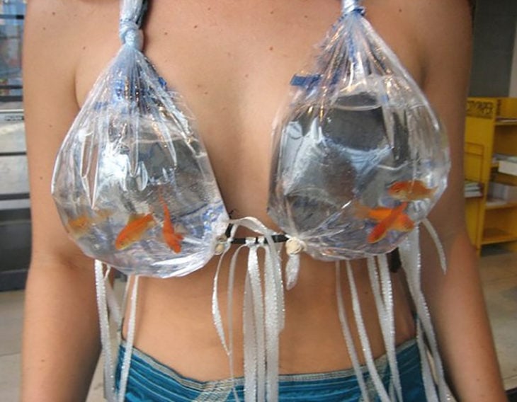 traje de baño con bolsas de pescado