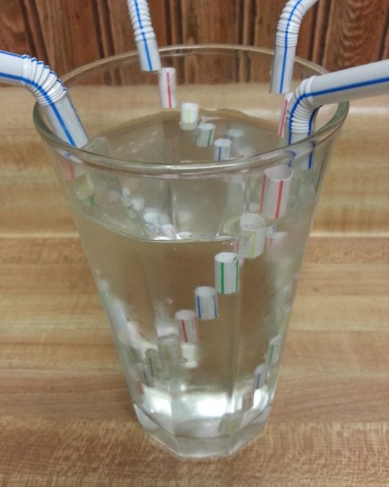 popotes cortados en un vaso de agua
