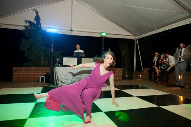 mujer danzando pista de baile