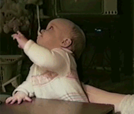 bebé tratando de tomar su cuchara