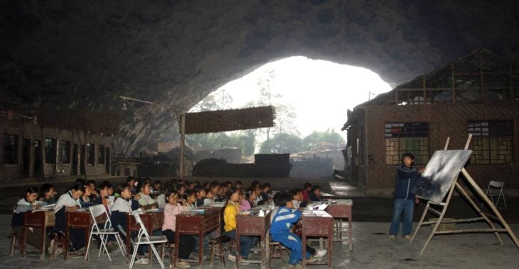 escuela dentro de una cueva