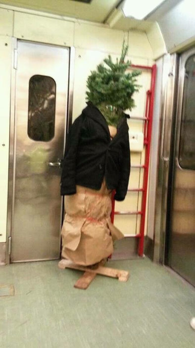 árbol con un saco en el metro