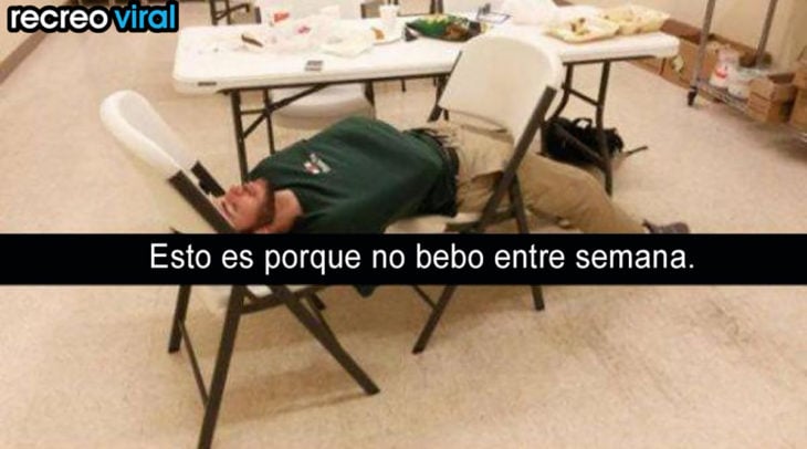 hombre con resaca dormido en sillas de restaurante