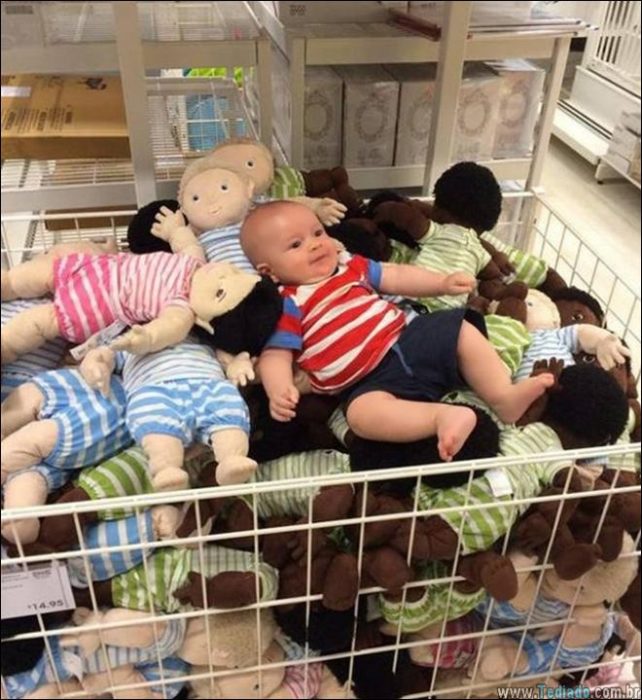 bebé en pila de muñecos