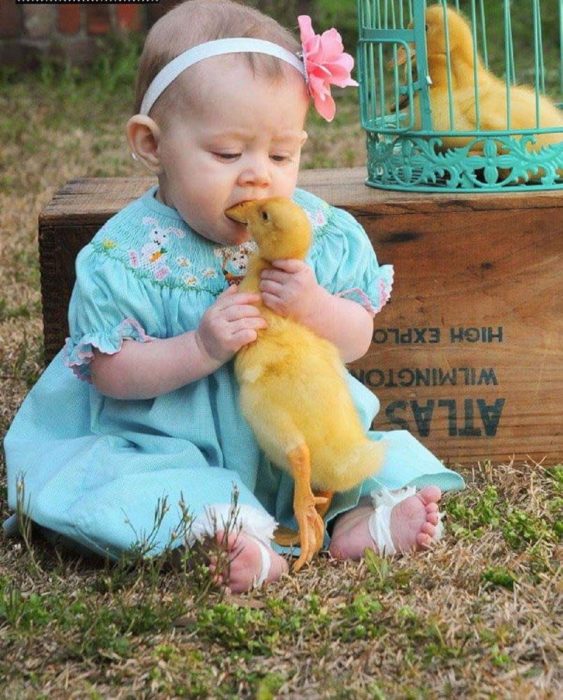 niña chupando un pato