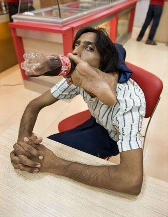 hombre contorsionista tomando una coca 