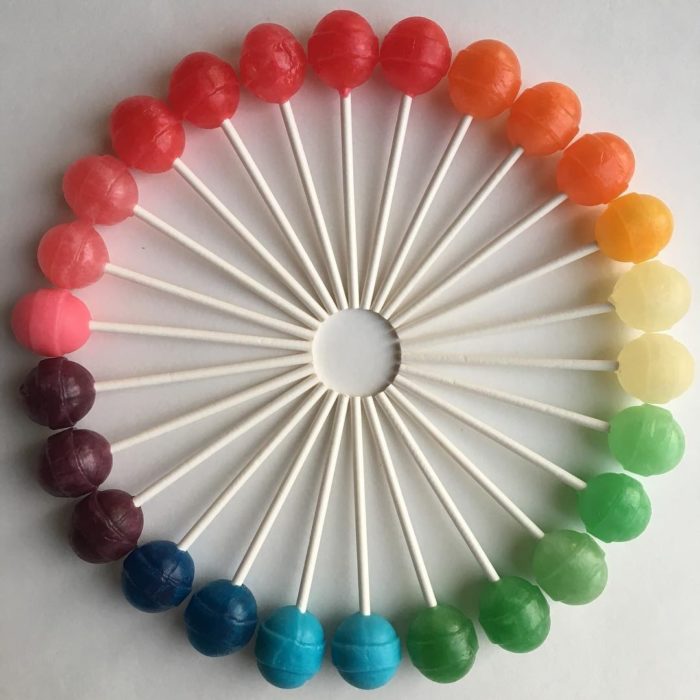 paletas de caramelo en círculo acomodadas por colores