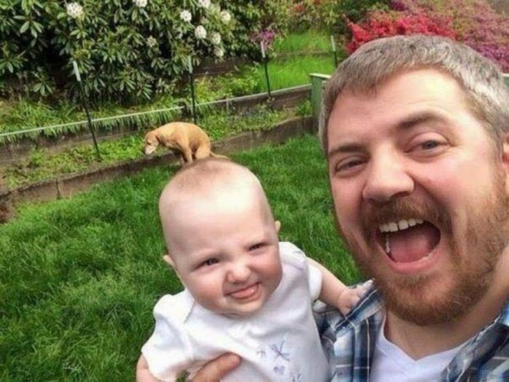 selfie de papá, hija y perro 