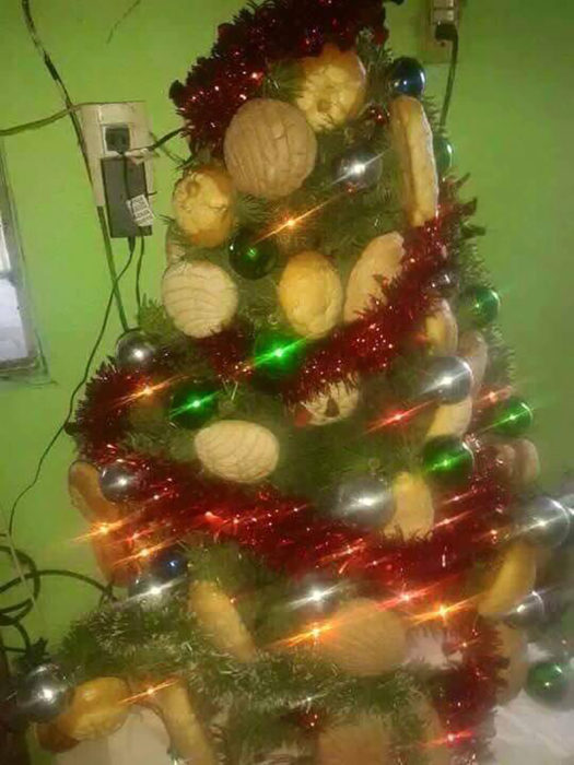 árbol de navidad con panes como esferas