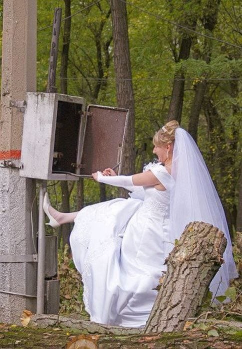 novia arreglando la electricidad