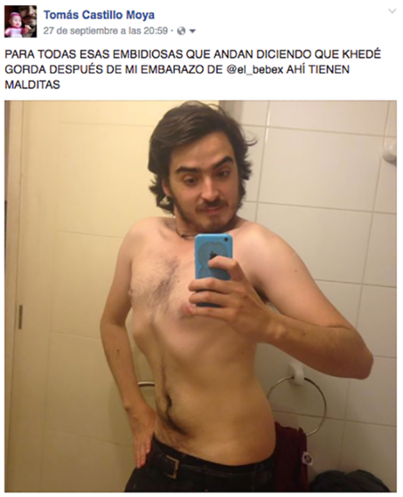 hombre sin camisa sumiendo el estómago